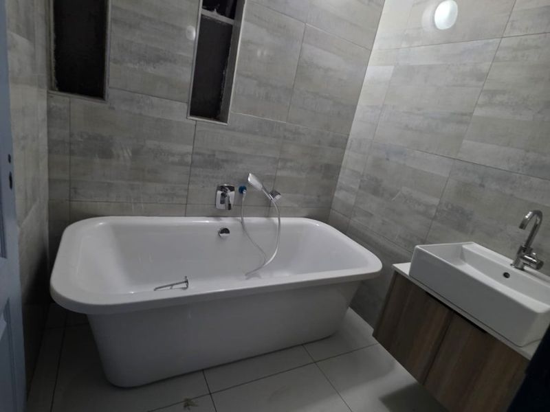 Spacious 3-Bedroom Family Home with Outside Guest Room – Impala Park - Photo 8