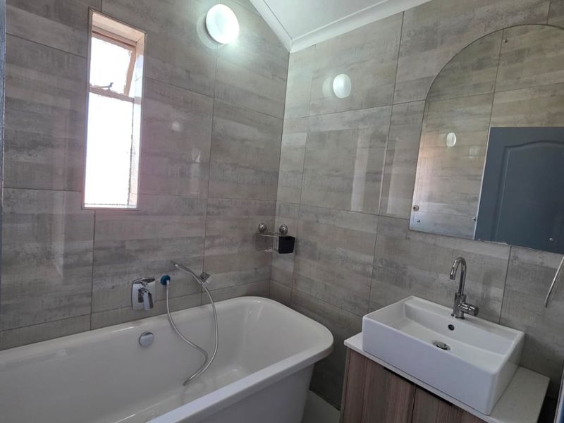 Spacious 3-Bedroom Family Home with Outside Guest Room – Impala Park - Photo 7