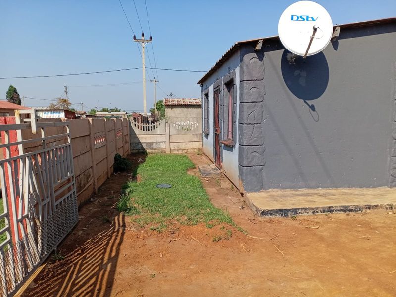 For Sale: Charming 2-Bedroom Home with Income Potential – R390,000 - Photo 1
