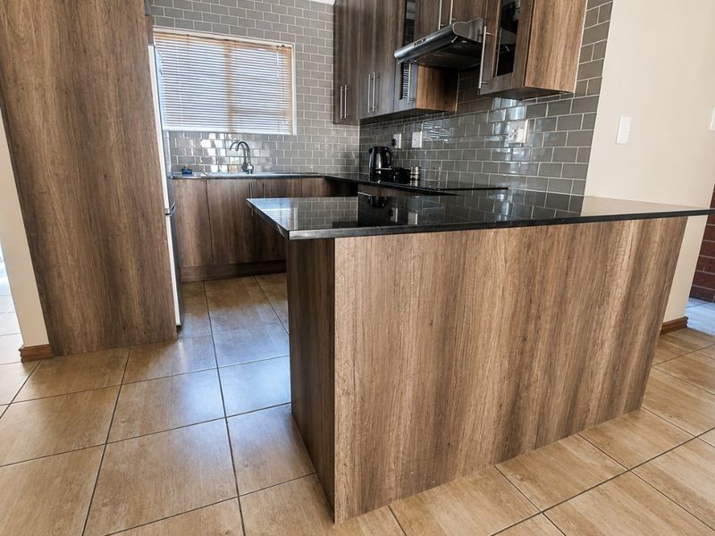 Modern 2-Bedroom Ground Floor Townhouse to Rent in Comet, Boksburg - Photo 2