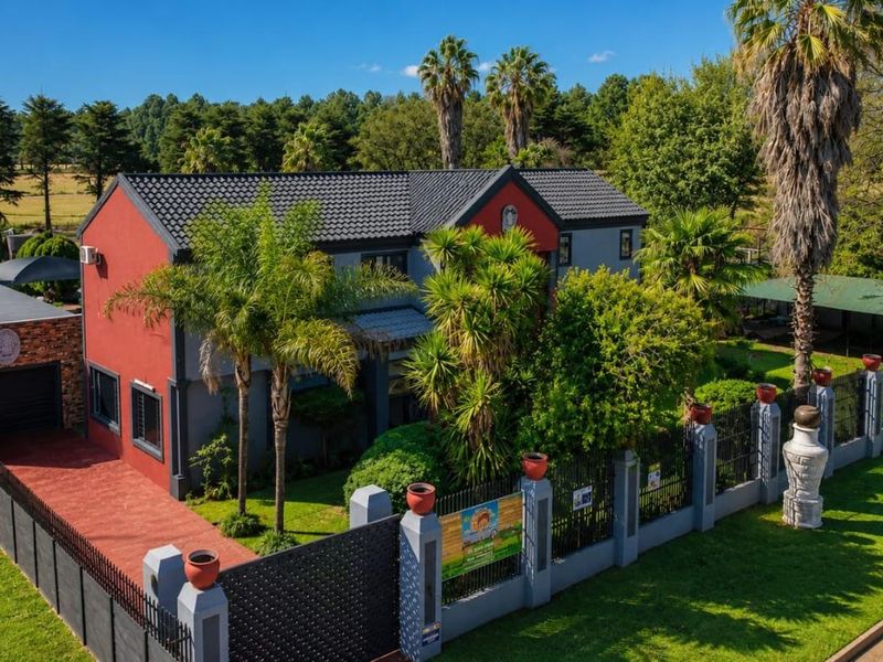 7 Bedroom Family Home + Additional 4 Classroom Pre-School for Sale in Three Rivers - Photo 3