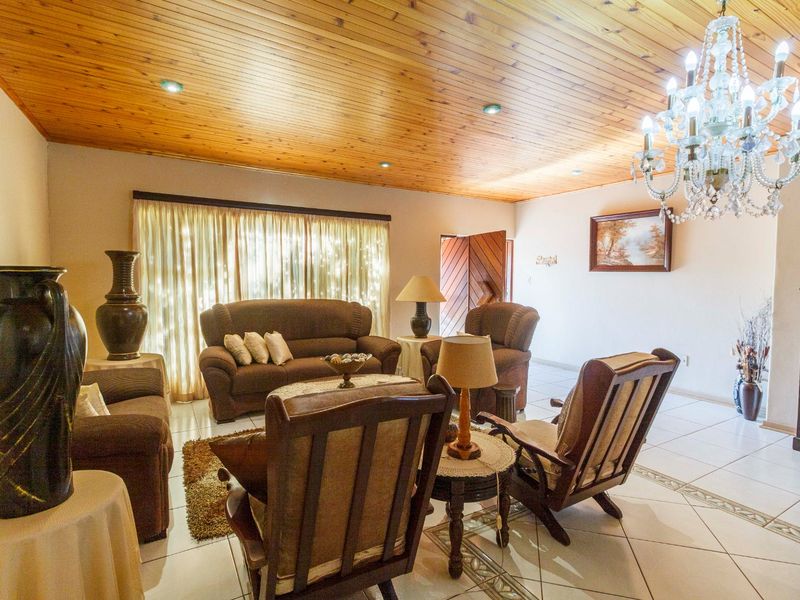 A Rare Find – Luxurious, Spacious Family Home with Endless Possibilities in Mindalore - Photo 3