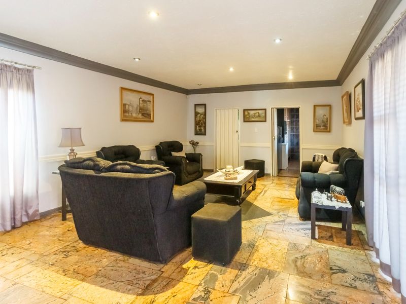 A Rare Find – Luxurious, Spacious Family Home with Endless Possibilities in Mindalore - Photo 7