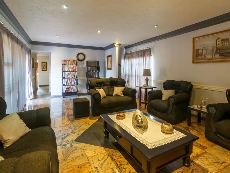 A Rare Find – Luxurious, Spacious Family Home with Endless Possibilities in Mindalore - Photo 6