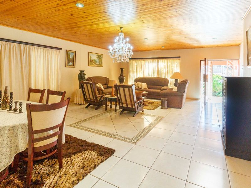 A Rare Find – Luxurious, Spacious Family Home with Endless Possibilities in Mindalore - Photo 5