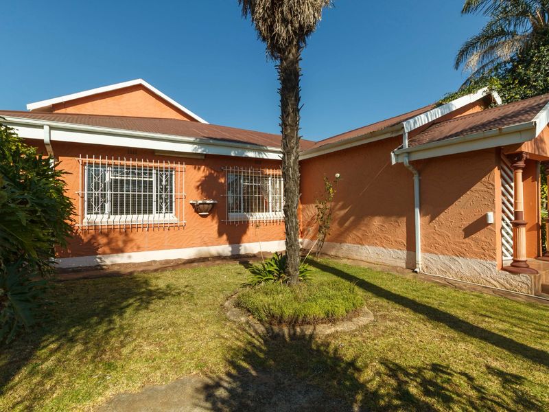 A Rare Find – Luxurious, Spacious Family Home with Endless Possibilities in Mindalore - Photo 1