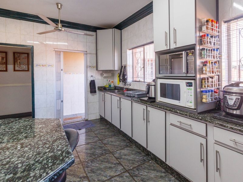 A Rare Find – Luxurious, Spacious Family Home with Endless Possibilities in Mindalore - Photo 10