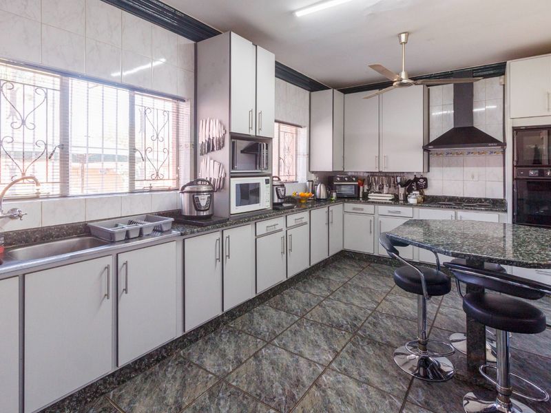 A Rare Find – Luxurious, Spacious Family Home with Endless Possibilities in Mindalore - Photo 8