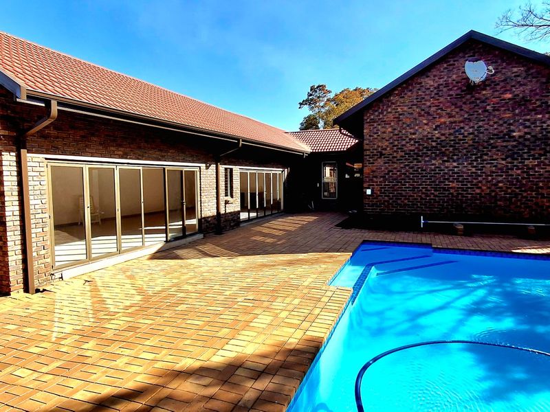 Revamped 3-Bedroom, 2-Bathroom Family Home with Exceptional Entertainment Area - Photo 5