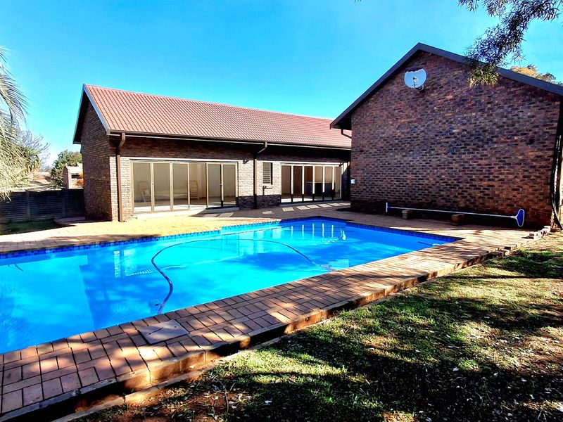 Revamped 3-Bedroom, 2-Bathroom Family Home with Exceptional Entertainment Area - Photo 1