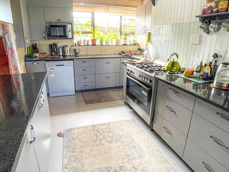 Stylish Home for Rent in Prime Location in Gonubie Close to the Sea with added Bonuses.  - Photo 7