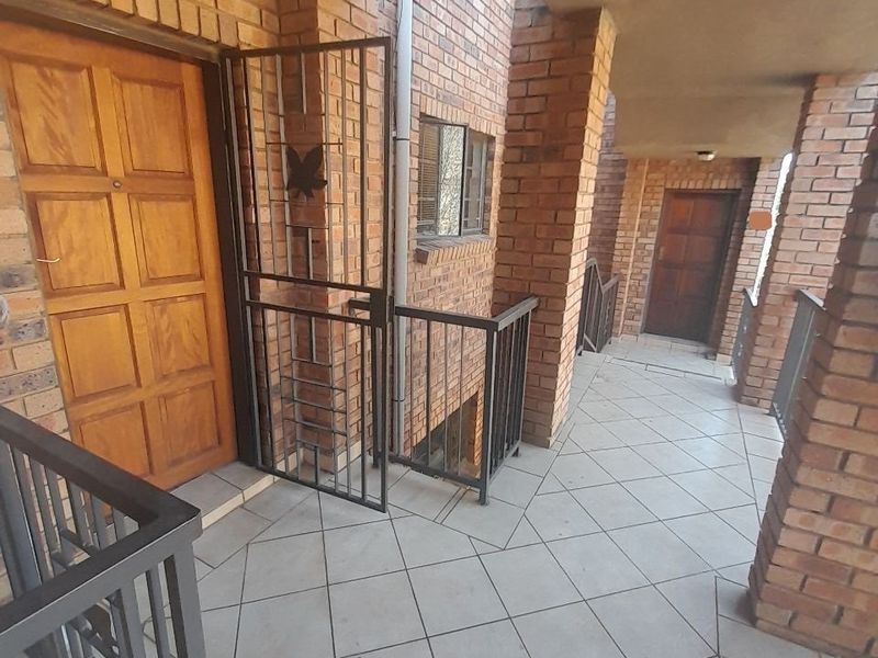 Modern First-Floor Apartment in Sought-After Eco Park Estate-  PLEASE NOTE : A 2 Percent Deposit is required. - Photo 1