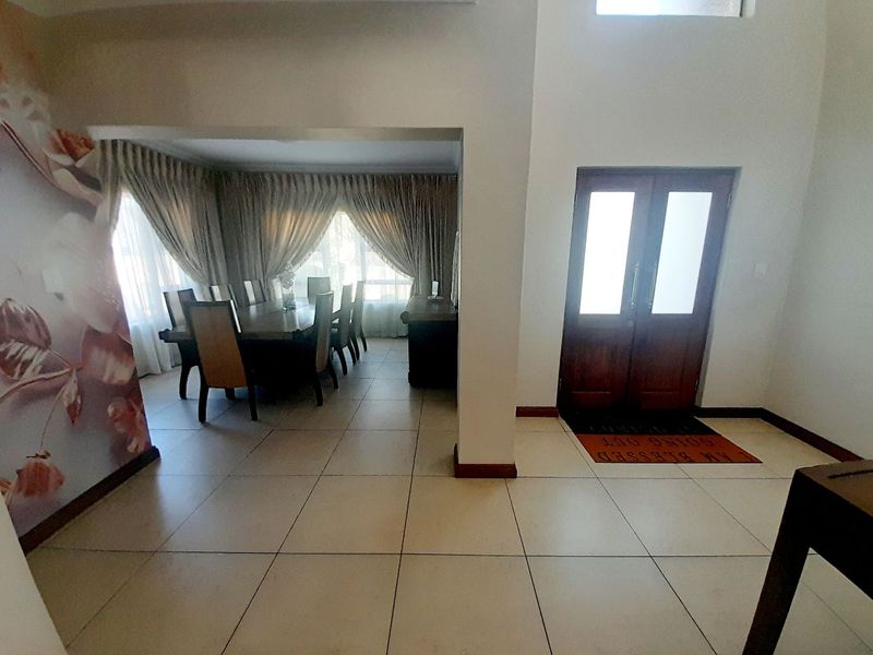 Luxurious 5-Bedroom Family Home in Prestigious Savanna Hills Estate - Photo 5