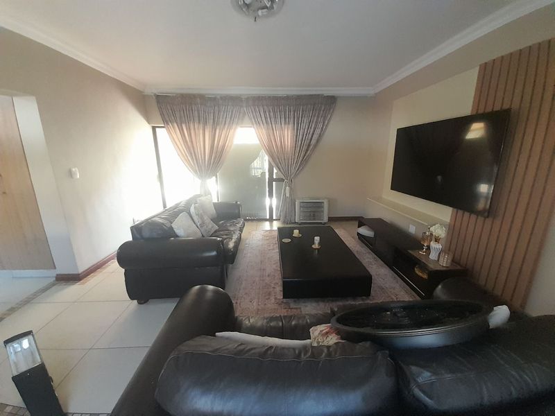 Luxurious 5-Bedroom Family Home in Prestigious Savanna Hills Estate - Photo 6