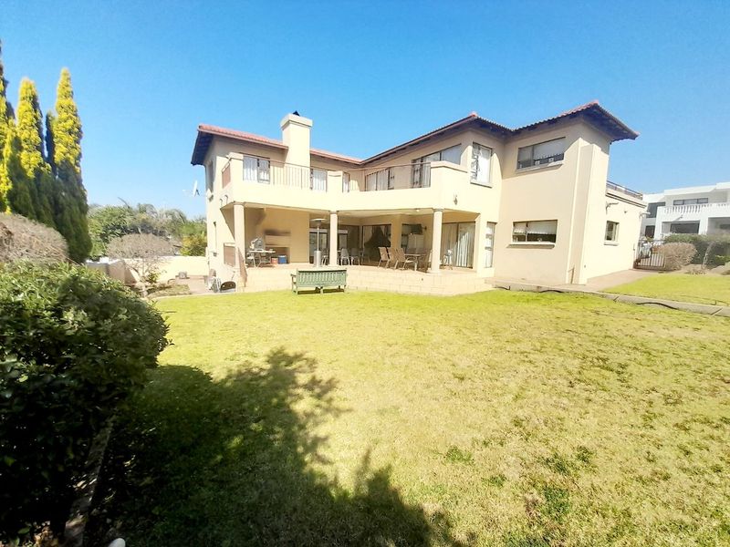 Luxurious 5-Bedroom Family Home in Prestigious Savanna Hills Estate - Photo 2