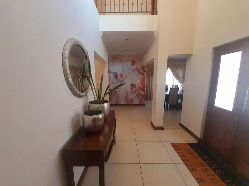 Luxurious 5-Bedroom Family Home in Prestigious Savanna Hills Estate - Photo 3