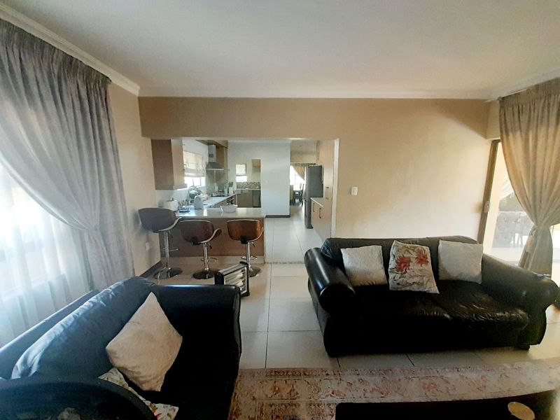 Luxurious 5-Bedroom Family Home in Prestigious Savanna Hills Estate - Photo 4