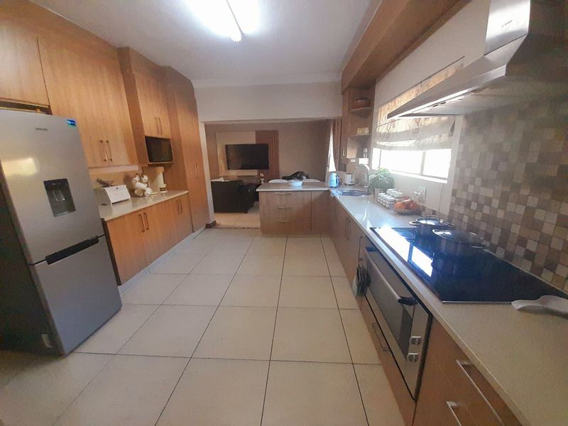 Luxurious 5-Bedroom Family Home in Prestigious Savanna Hills Estate - Photo 10