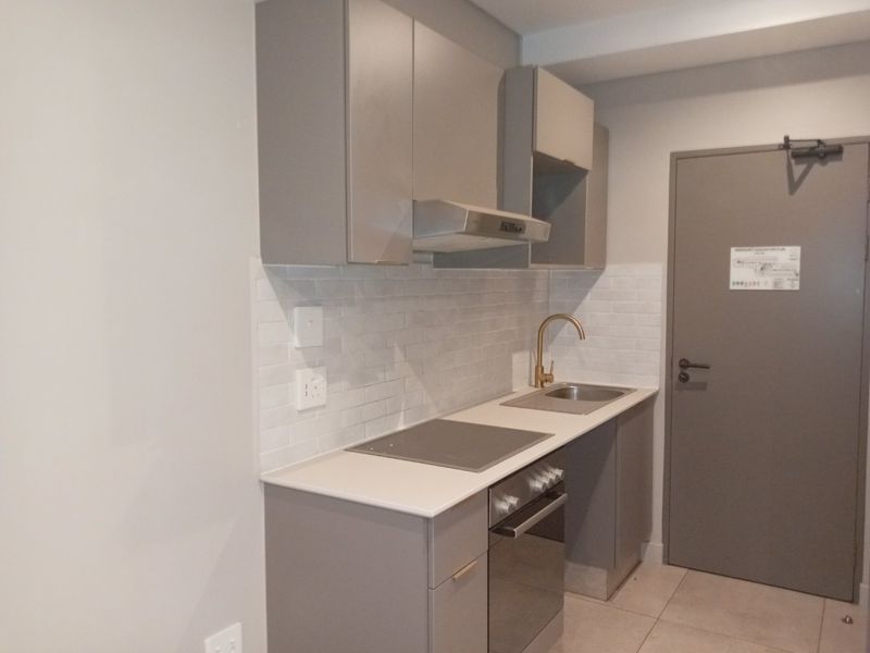 Unfurnished Studio Apartment Available Immediately (No Air BnB ) - Photo 2