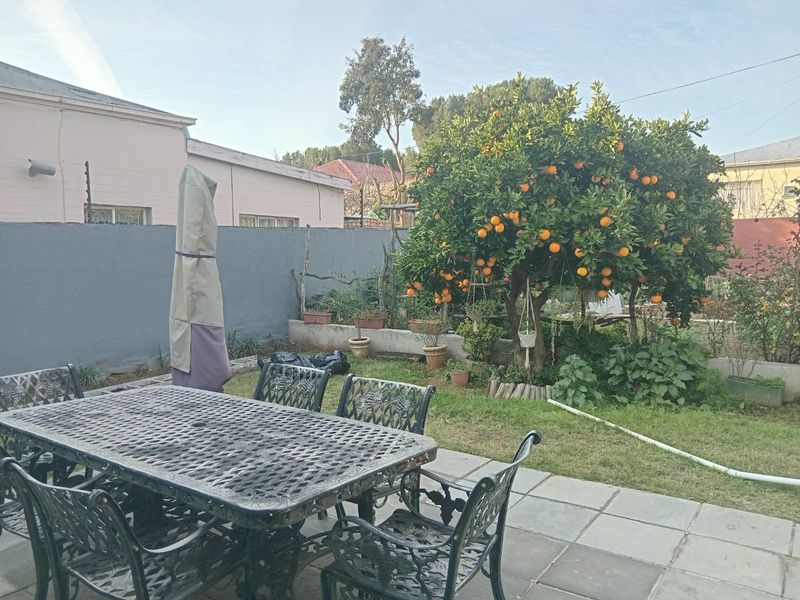 Family-Friendly & Warm Charming 3-Bed Family Home in Cradock - Photo 1