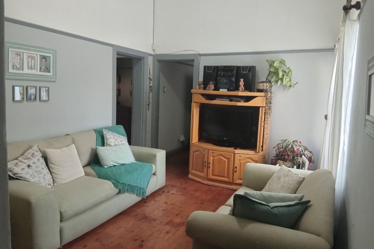 Family-Friendly & Warm Charming 3-Bed Family Home in Cradock - Photo 4
