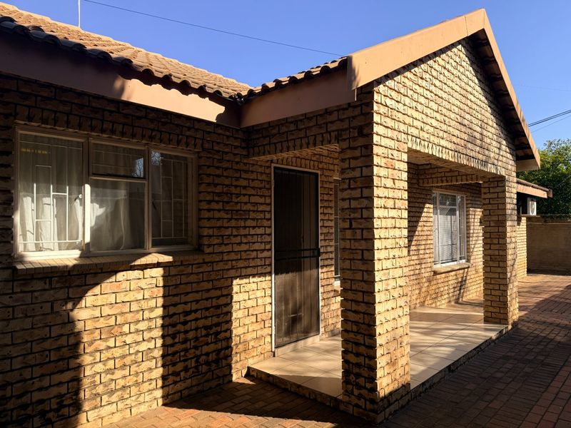 2 BEDROOM TOWNHOUSE IN WILKOPPIES - Photo 1