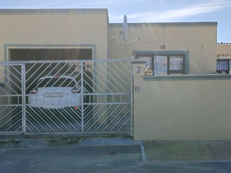 Exclusive Sole Mandate | Spacious 4-Bedroom Family Home in a Quiet Part of Gugulethu - Photo 1