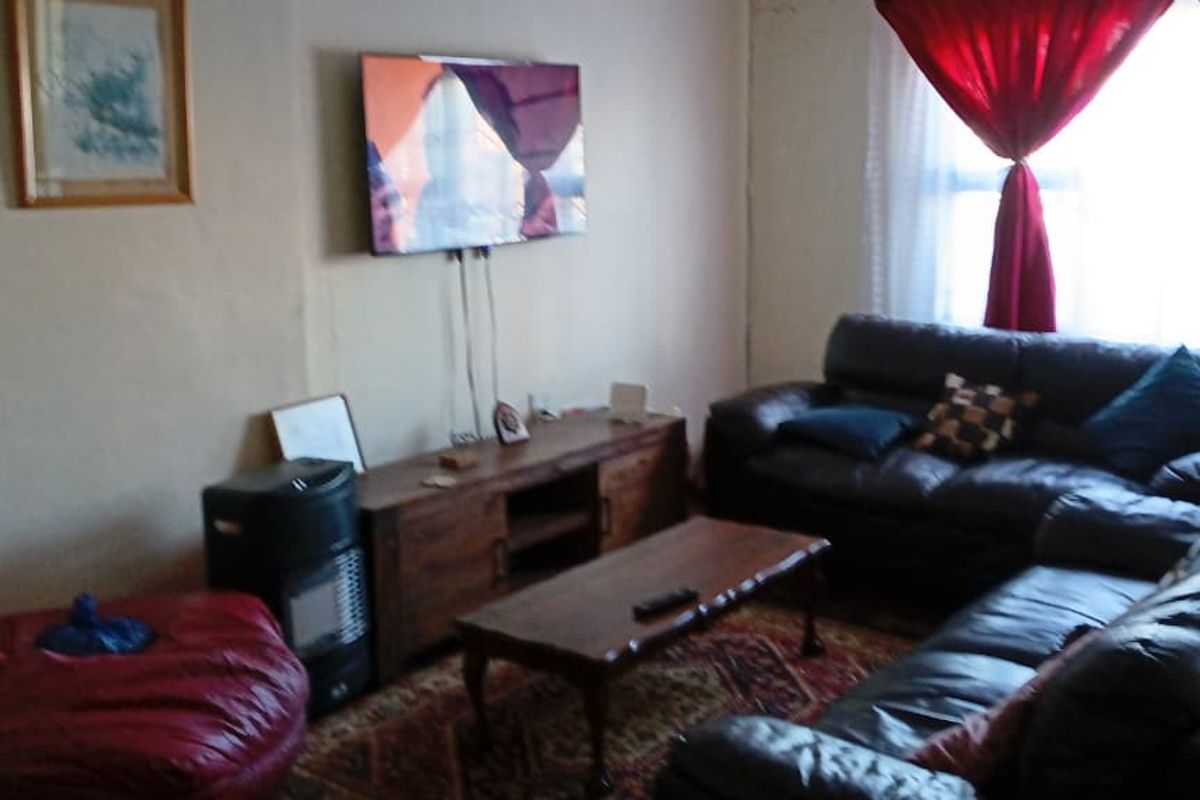 Exclusive Sole Mandate | Spacious 4-Bedroom Family Home in a Quiet Part of Gugulethu - Photo 5