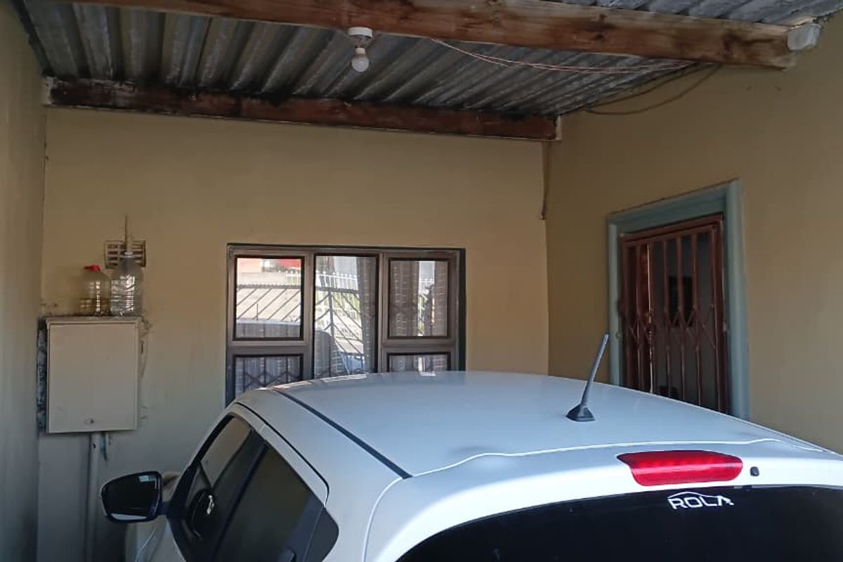 Exclusive Sole Mandate | Spacious 4-Bedroom Family Home in a Quiet Part of Gugulethu - Photo 2