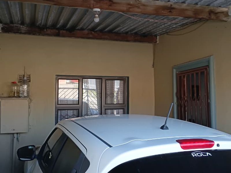 Exclusive Sole Mandate | Spacious 4-Bedroom Family Home in a Quiet Part of Gugulethu - Photo 2