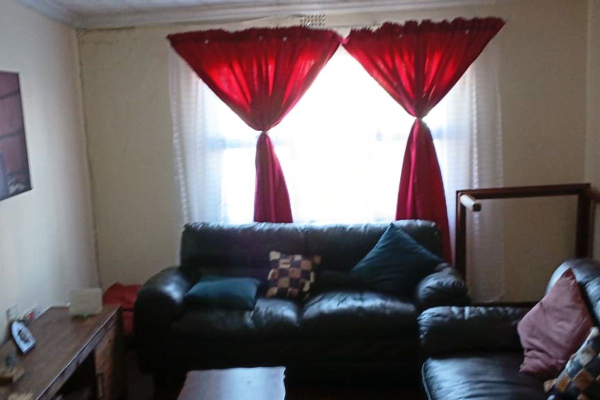 Exclusive Sole Mandate | Spacious 4-Bedroom Family Home in a Quiet Part of Gugulethu - Photo 4