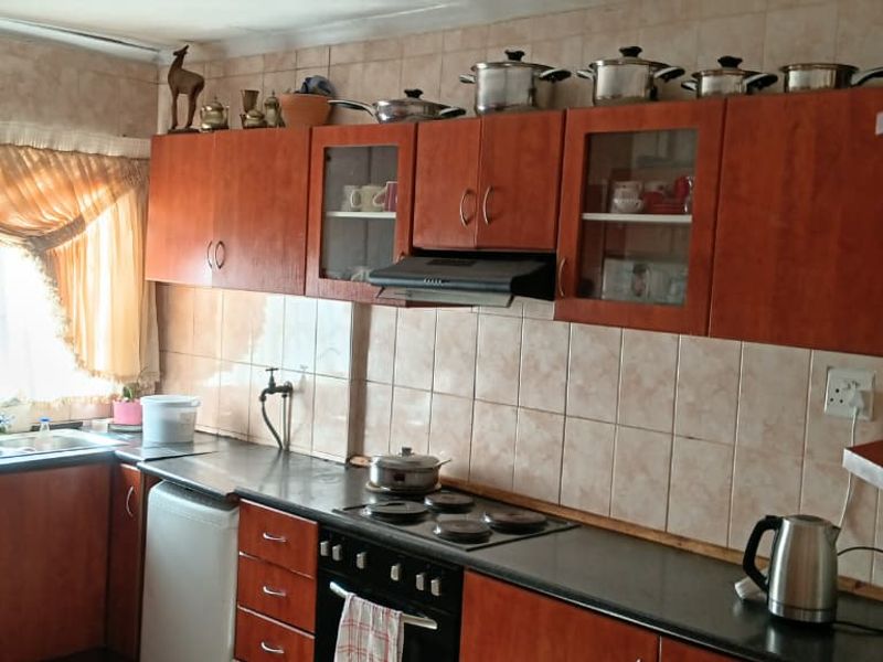 Exclusive Sole Mandate | Spacious 4-Bedroom Family Home in a Quiet Part of Gugulethu - Photo 10