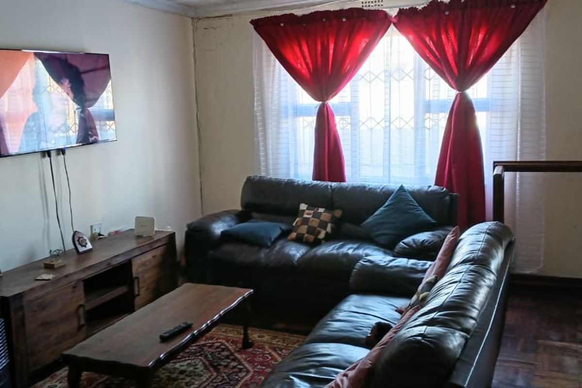 Exclusive Sole Mandate | Spacious 4-Bedroom Family Home in a Quiet Part of Gugulethu - Photo 3