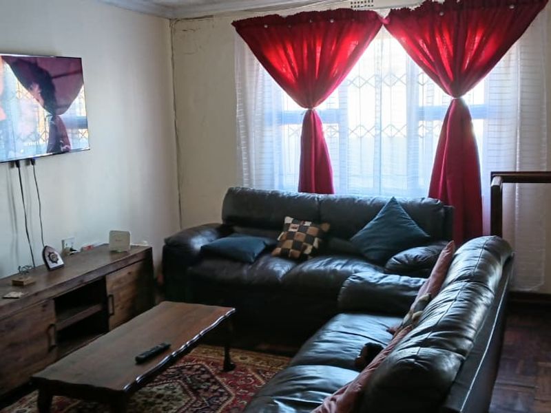 Exclusive Sole Mandate | Spacious 4-Bedroom Family Home in a Quiet Part of Gugulethu - Photo 3