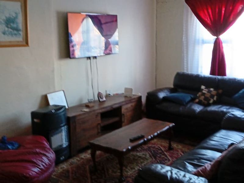 Exclusive Sole Mandate | Spacious 4-Bedroom Family Home in a Quiet Part of Gugulethu - Photo 5