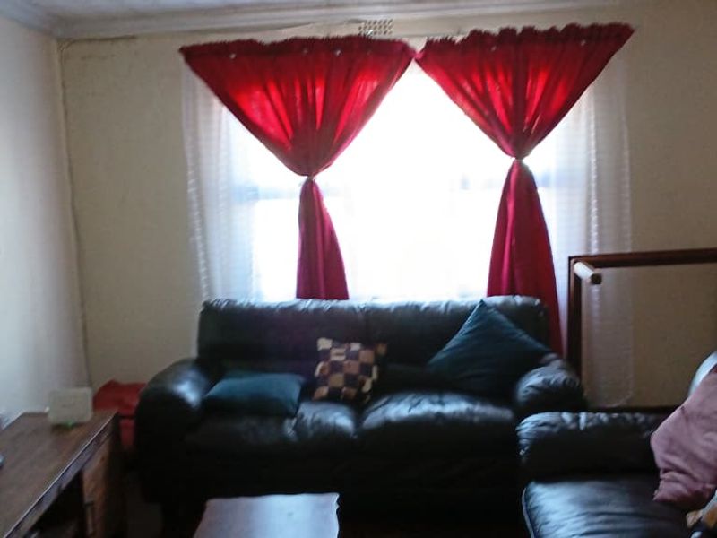 Exclusive Sole Mandate | Spacious 4-Bedroom Family Home in a Quiet Part of Gugulethu - Photo 4