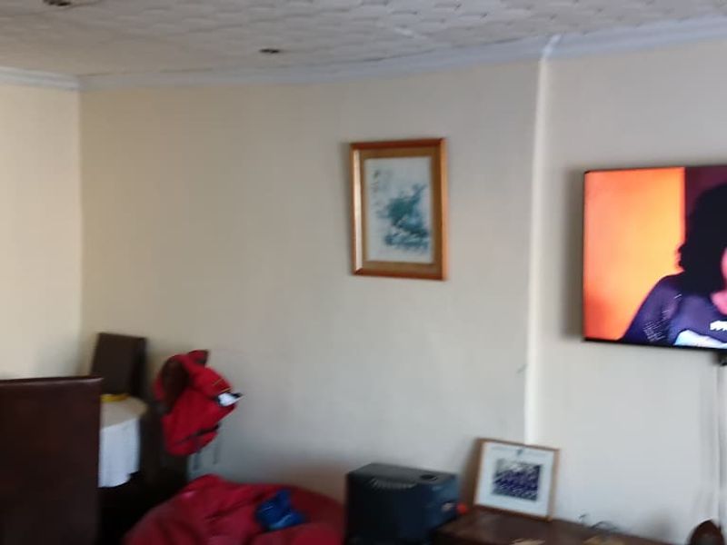 Exclusive Sole Mandate | Spacious 4-Bedroom Family Home in a Quiet Part of Gugulethu - Photo 7