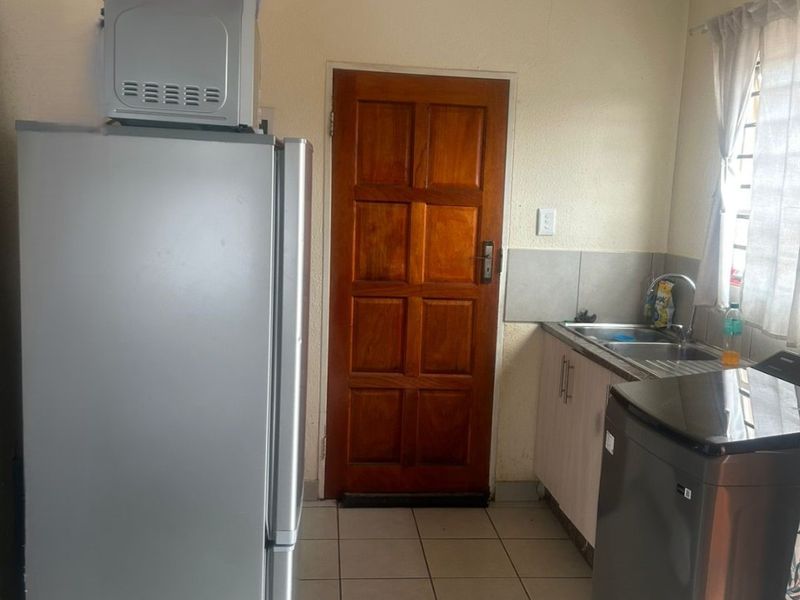 2 Bedroom home in Vanderbijlpark CE4  - Photo 2