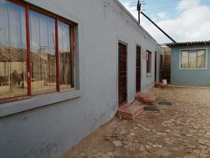 PROPERTY INVESTMENT LOCATED IN TEMBISA, DUDUZA SECTION - Photo 3