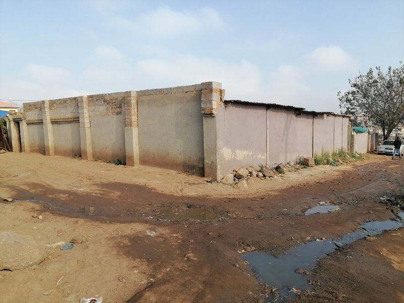 PROPERTY INVESTMENT LOCATED IN TEMBISA, DUDUZA SECTION - Photo 1