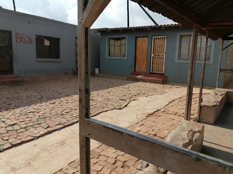 PROPERTY INVESTMENT LOCATED IN TEMBISA, DUDUZA SECTION - Photo 9