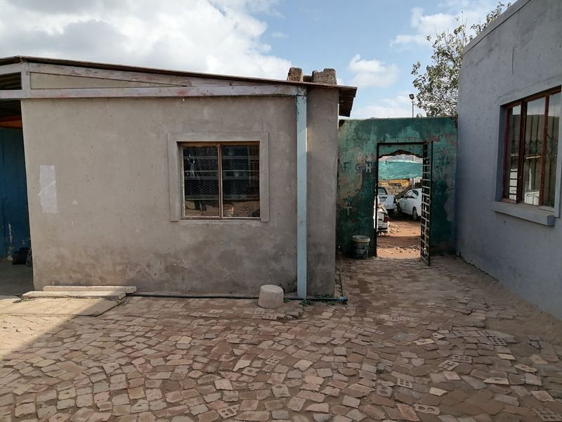 PROPERTY INVESTMENT LOCATED IN TEMBISA, DUDUZA SECTION - Photo 5