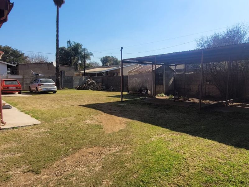 Spacious 4-Bedroom Family Home with Large Yard – Jan Niemand Park - Photo 4