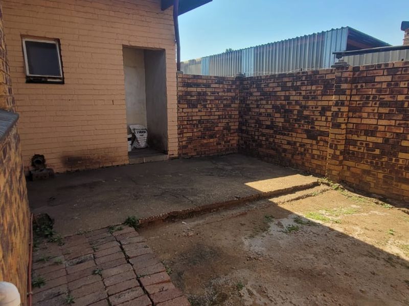 Spacious 4-Bedroom Family Home with Large Yard – Jan Niemand Park - Photo 10