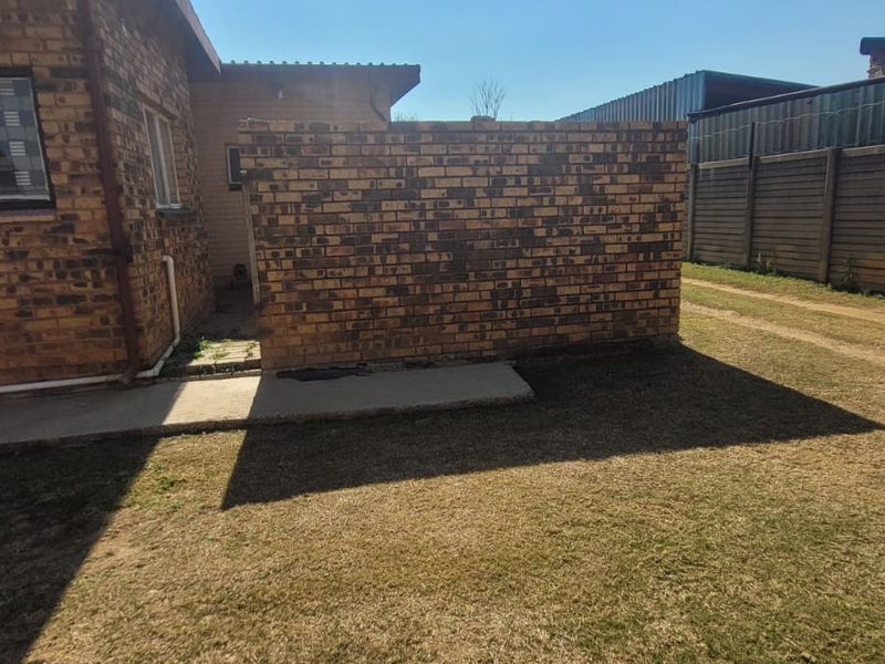 Spacious 4-Bedroom Family Home with Large Yard – Jan Niemand Park - Photo 8