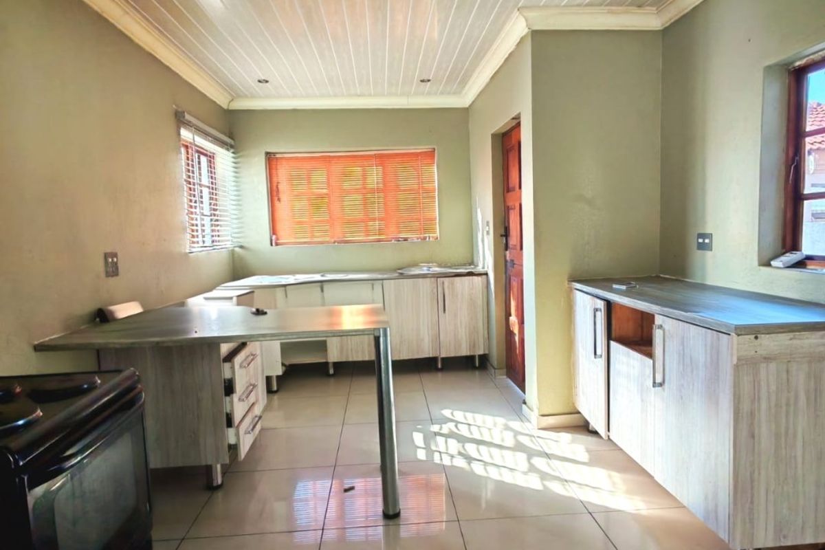 Modern & Spacious 4-Bedroom Family Home to Rent in Serala View - Photo 3