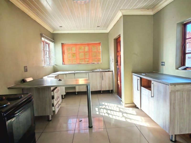 Modern & Spacious 4-Bedroom Family Home to Rent in Serala View - Photo 3