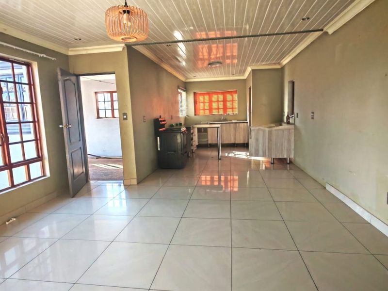 Modern & Spacious 4-Bedroom Family Home to Rent in Serala View - Photo 5