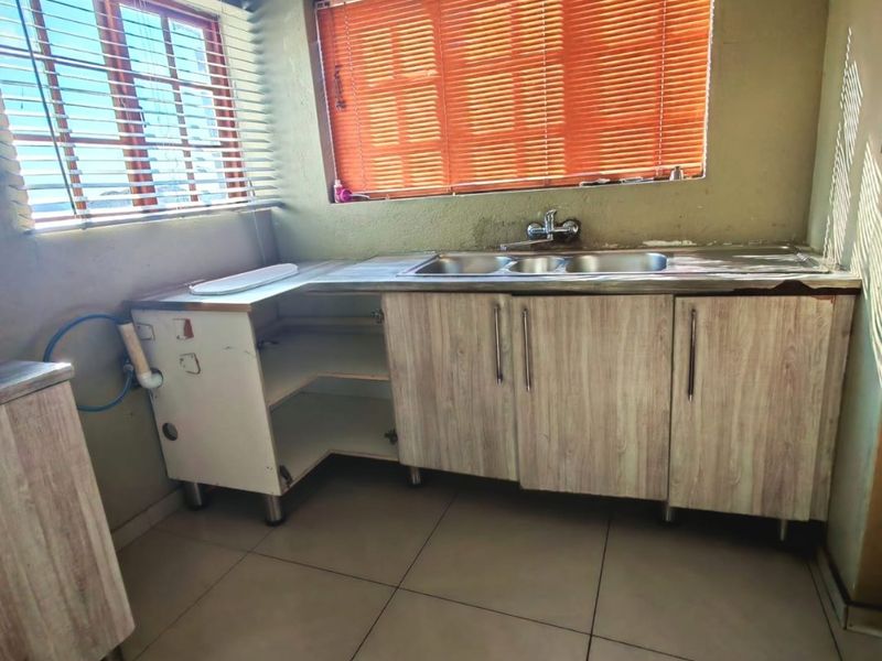 Modern & Spacious 4-Bedroom Family Home to Rent in Serala View - Photo 10