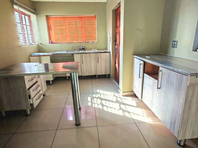 Modern & Spacious 4-Bedroom Family Home to Rent in Serala View - Photo 9